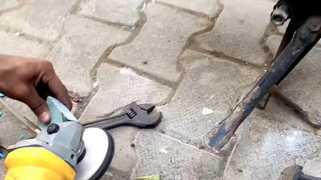 Chrome Engine Cleaning & Buffing of Royal Enfield Standard Bullet 1992 смотреть онлайн