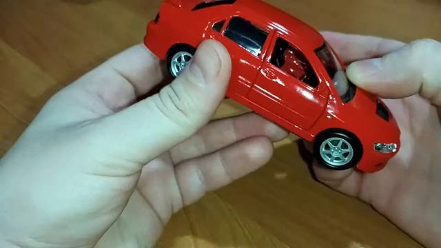 Обзор игрушечной модели автомобиля Mitsubishi Lancer Evolution. Масштабная модель.mp4 смотреть онлайн
