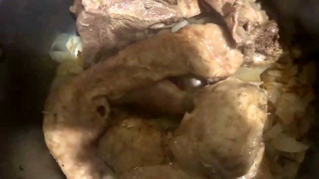 Вкуснейший тушеный картофель с мясом индюка и луком смотреть онлайн