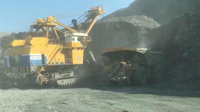 Наполнение ковша канатного экскаватора смотреть онлайн