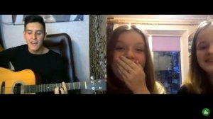 Тлеет Раиль Арсланов( хижина музыканта) на гитаре