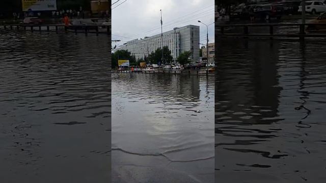 Ливень в Москве 28.06.2021. Профсоюзная улица около метро Беляево. смотреть онлайн