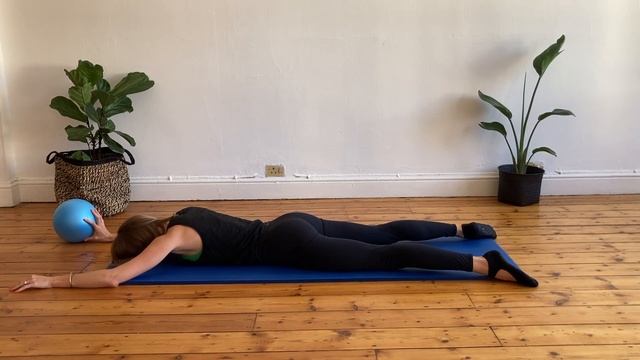25 MIN PILATES WORKOUT - For A Strong Core -  Mat Pilates With A Small Pilates Ball.