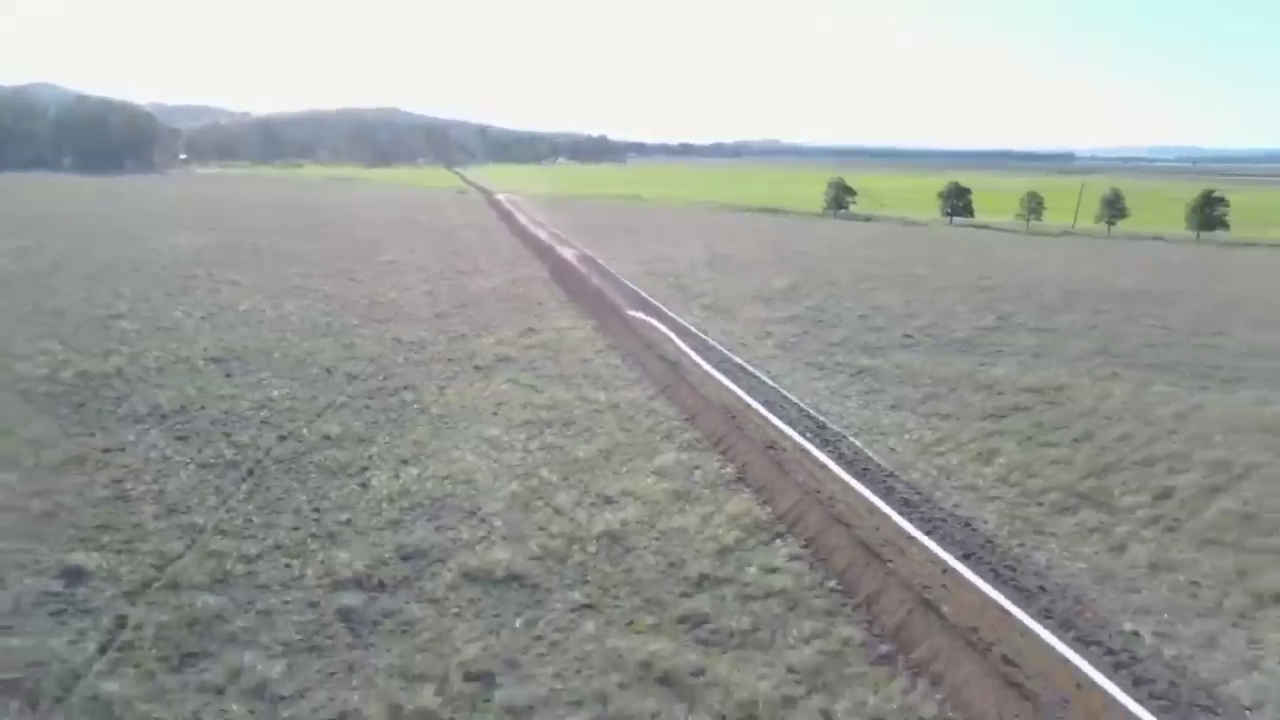 Быстрая укладка ПВХ-трубы в траншею смотреть онлайн