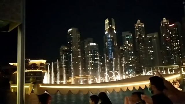 Dubai, UAE. Самые большие фонтаны. Дубайские фонтаны. Самое высокое здание в мире Бурдж-Халифа. смотреть онлайн