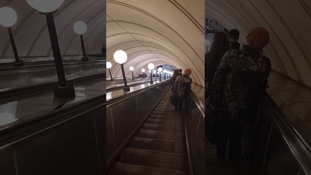VDNH metro station in Moscow. Спускаемся в метро ВДНХ. смотреть онлайн