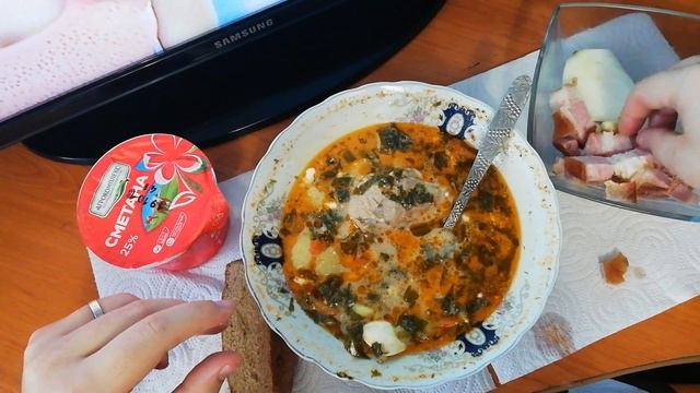 ОБЖОР:ЗЕЛЁНЫЙ БОРЩ СО СМЕТАНОЙ,КОПЧЕНЫМ САЛОМ,ЛУКОМ И ЧЕСНОКОМ. смотреть онлайн