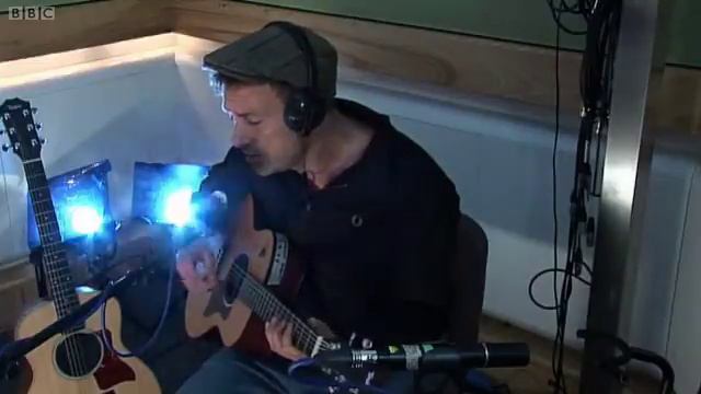 Damon Albarn performs Dr Dee 'The Marvellous Dream' (live on 2DAY) смотреть онлайн