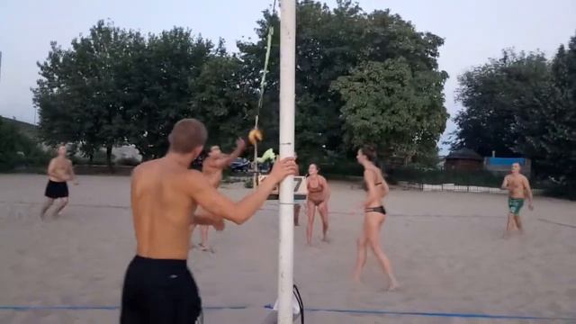 SLAVUTICHBALL - так называют волейбол на пляже у метро Славутич. смотреть онлайн