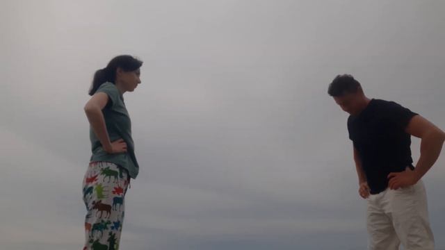 Простая зарядка на пляже / Simple morning exercises on the beach смотреть онлайн