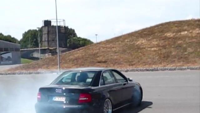 Audi RS4 B5 Limo Phil Donut смотреть онлайн