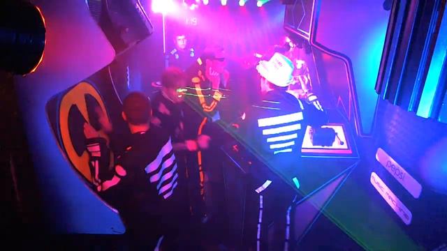 Dennis, Marco, Guido, DJ & Erwin in the Pepsi Music Machine @ Defqon1 2011 - 19:27 смотреть онлайн
