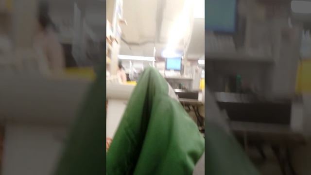 пьяный, жирный мужик не хочет вставать в очередь и просит позвать кассира но кассиров нема ну треш смотреть онлайн