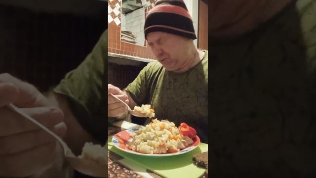 Ем на поздний вечер рисовую кашу с индейкой горьким перцем и огурчиком.