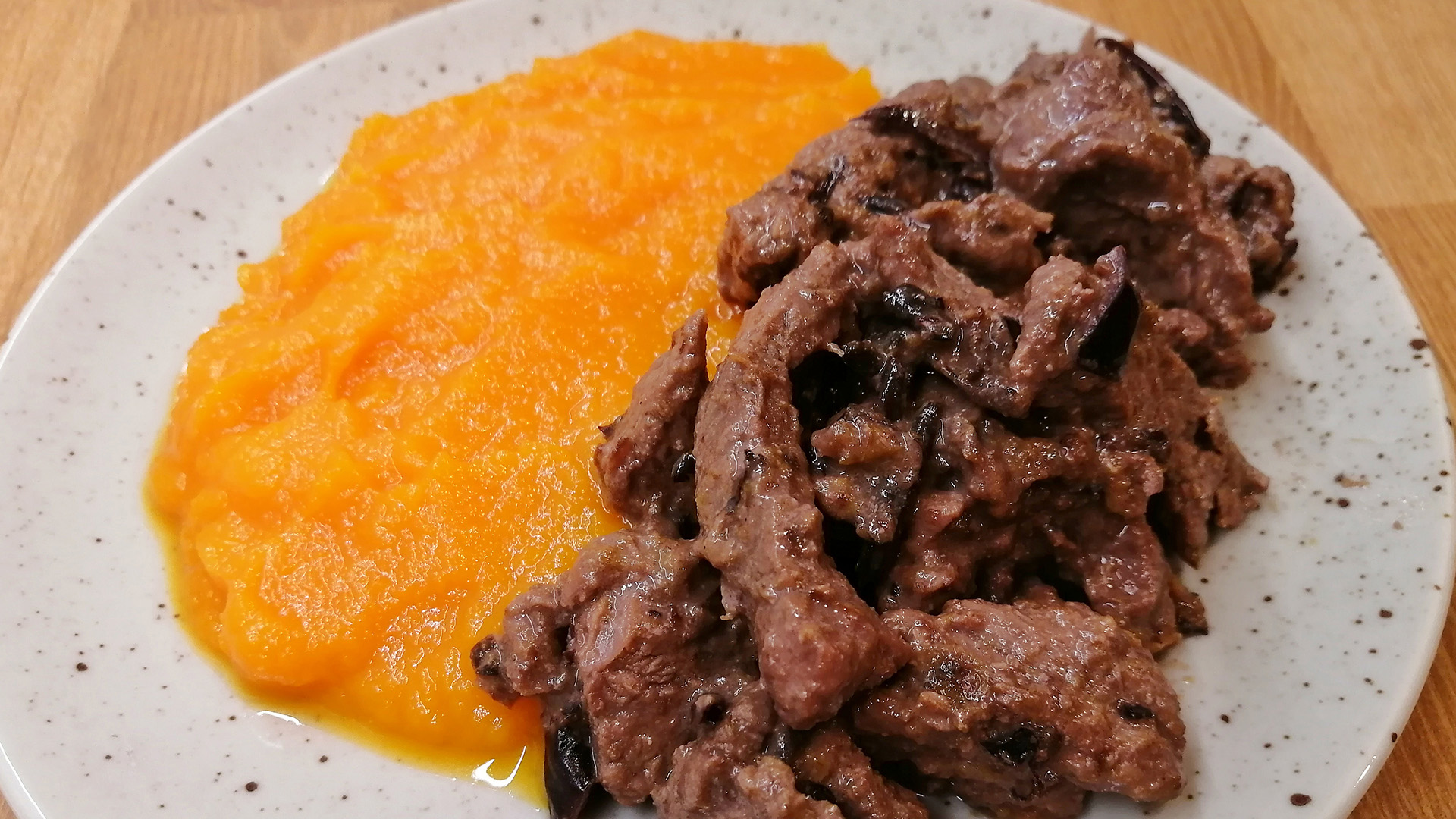 БЕФСТРОГАНОВ С ЧЕРНОСЛИВОМ и тыквенным пюре смотреть онлайн