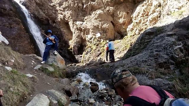 Впереди водопад. А перед водопадом местный акын. смотреть онлайн