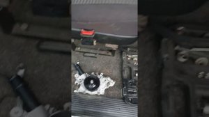 Как снять помпу вито 638 2.2  cdi