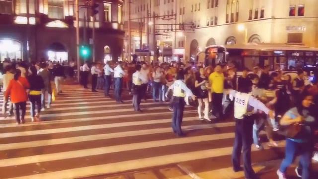 Регулировка пешеходного перехода в Шанхае. Китай - город контрастов 2015 смотреть онлайн