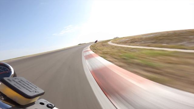 Royal Enfield INT 650 ON TRACK REVIEW! смотреть онлайн