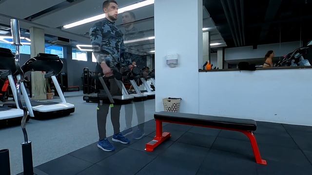 Подъём гантелей перед собой смотреть онлайн