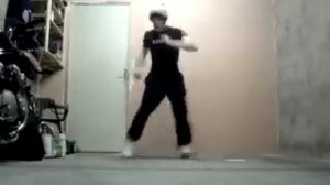 Парень клево танцует Тектоник..