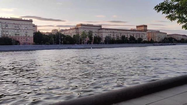 Пушкинская набережная Москва реки - любимое место летних прогулок у многих москвичей #Moscow смотреть онлайн