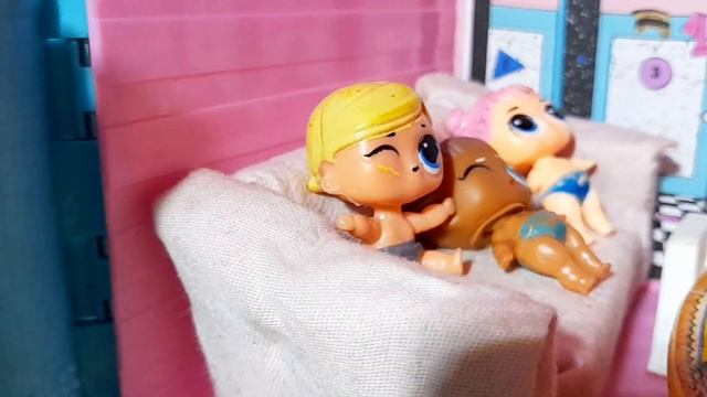 Мультик про куклы лол сюрприз! Мега подарок от воспитателей на день рождение Рози в Dollcity смотреть онлайн