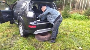 Как снять запасное колесо на OUTLANDER XL