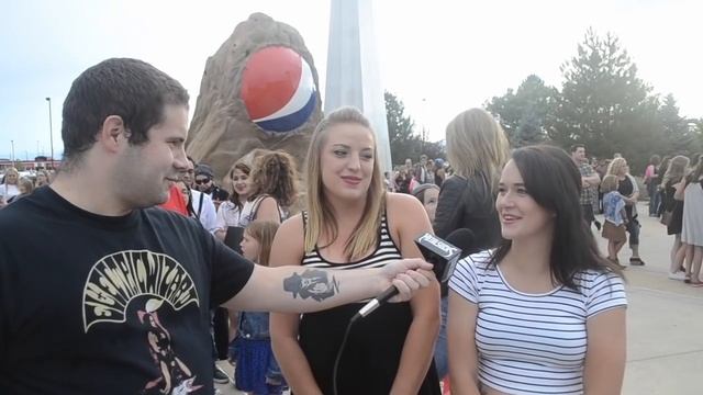 Selena Gomez Fans React To Metal | MetalSucks смотреть онлайн