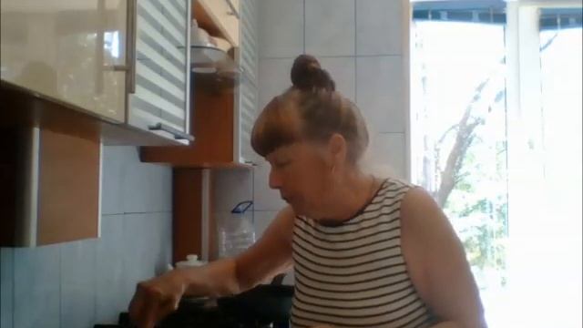 ОНИ ВО РТУ ТАЮТ ЭТИ ЗЕЛЁНЫЕ ОЛАДУШКИ смотреть онлайн
