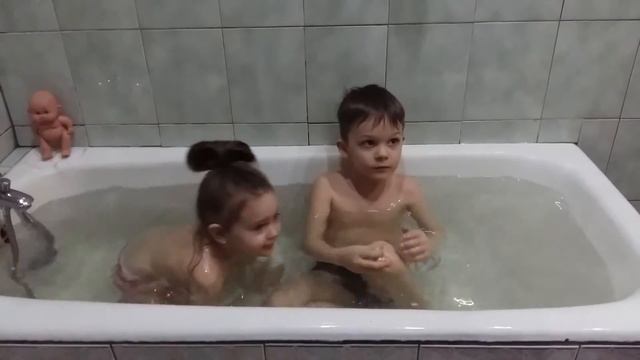 Делаем Бомбочки для ванной с Ева Тойс и Миха Тойс We are making bombs bathroom with Eva and Michael смотреть онлайн