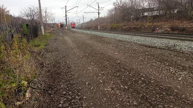 "Очень приветливый" ЭП2К-444 С пассажирским поездом Приобье-Уфа проходит через платформу ГДК смотреть онлайн