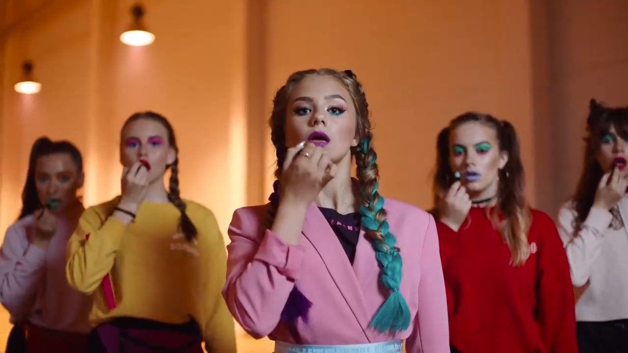 Катя Адушкина - Beauty Bomb КЛИП видеоблоггер 2018 смотреть онлайн