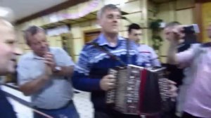 А жизнь моя течёт и катится исполняет Алексей Медведев а поют все!