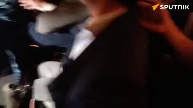 Полиция применяет силу к одному из участников акции протеста на площади Республики смотреть онлайн