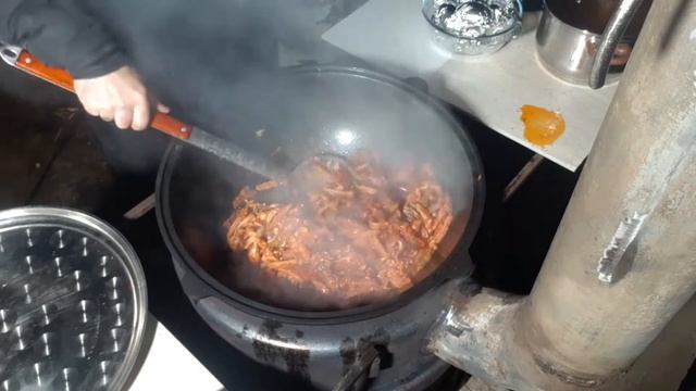 Такой солянки вы еще не пробовали.Быстро и вкусно.Солянка от дяди Миши в казане на костре. смотреть онлайн