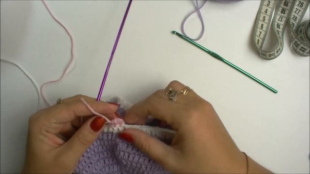 Вазанная шапочка для девочки. Вяжем крючком. смотреть онлайн