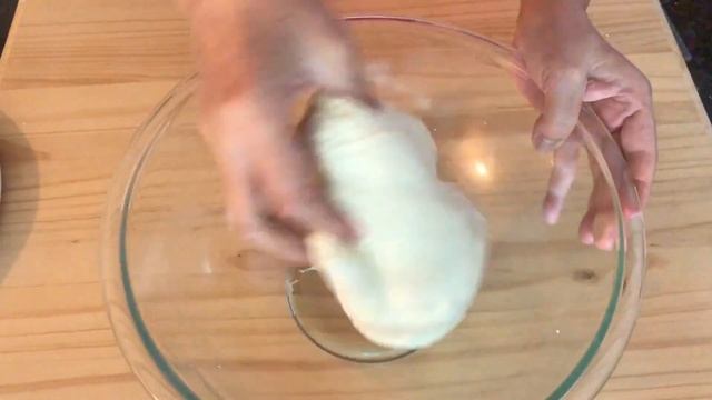 Pizza with a delicious crust Пицца с вкусной корочкой смотреть онлайн