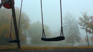 Звук ветра раскачивающий старые качели в легком тумане