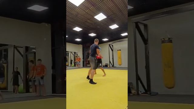 Учебный спарринг начинающего боксера и КМС по боксу. смотреть онлайн