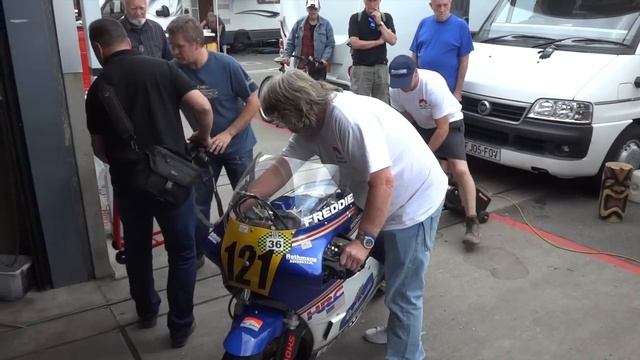 Me and Mr. Jones do Donington! Mike 'Spike' Edwards meets Honda RS500 Wheatcroft Trophy race action смотреть онлайн