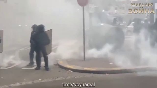 В Париже сегодня опять бунт и слезоточивый газ смотреть онлайн