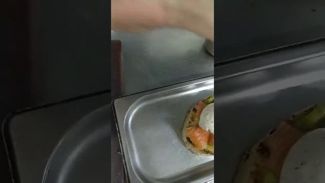 #вресторане Завтрак Тост с лососем и гуакамоле. смотреть онлайн