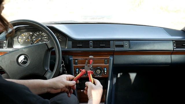 Mercedes Benz W124 - Cómo cambiar las bombilla en el panel de ventilación aire condicionado tutoria смотреть онлайн