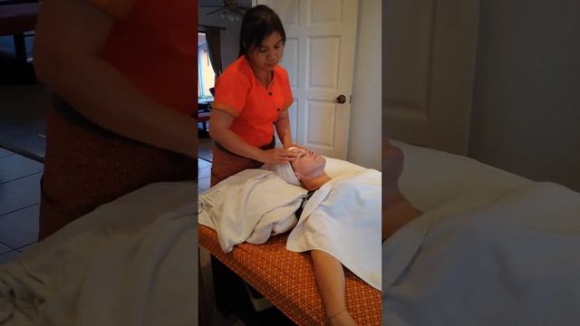 Тайский массаж лица в Тайланде. Спа салон New Nordic Hotel Pattaya в Паттайе, Таиланд... смотреть онлайн