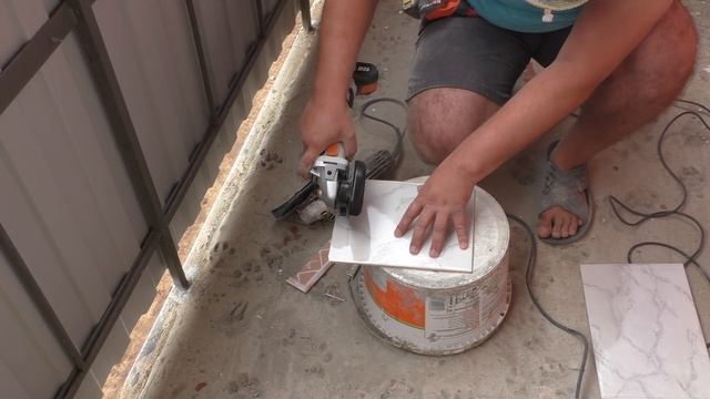 Как отрезать УШМ(болгаркой) плитку без сколов! смотреть онлайн