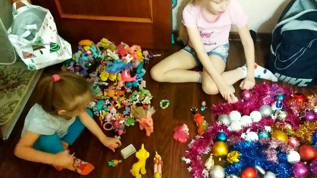 Уже вытащили новогодние игрушки. Актировки. Мандарины смотреть онлайн