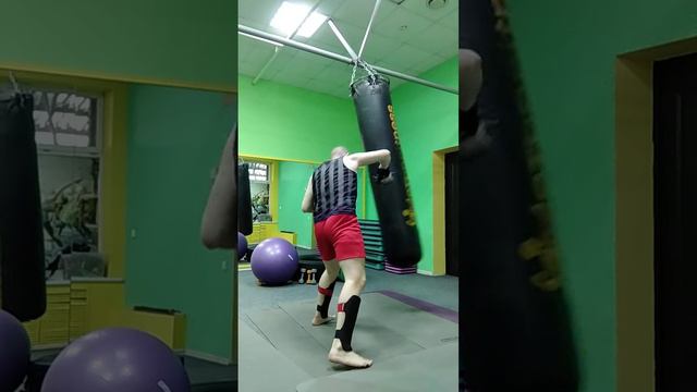 Тайский бокс. Муай-тай. Фитнес. Отработка ударов на боксерском мешке босиком. 14 июня. Ночь. Часть 1 смотреть онлайн