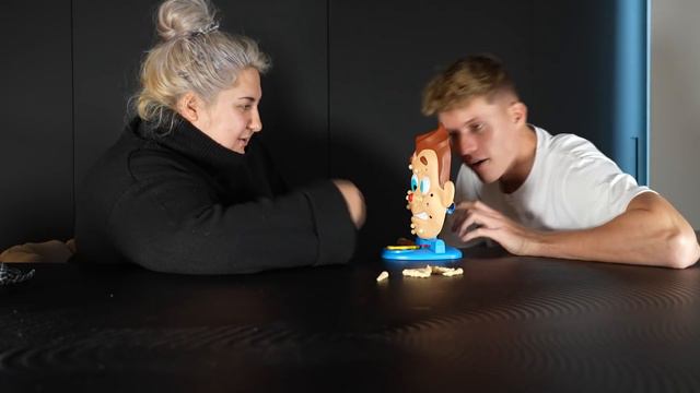 Sandra & Luca Drücken Pickel Aus 🤢