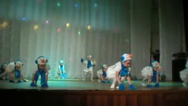 Танец снеговиков. Ансамбль "Лазурь" (гор. Астрахань) смотреть онлайн